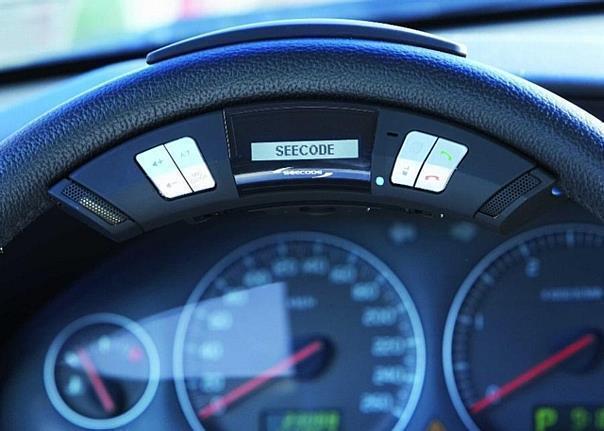 Das Seecode Wheel macht das Telefonieren im Auto sicher. Es wird an das Lenkrad des Fahrzeuges montiert und liegt direkt in Blickrichtung des Fahrers.